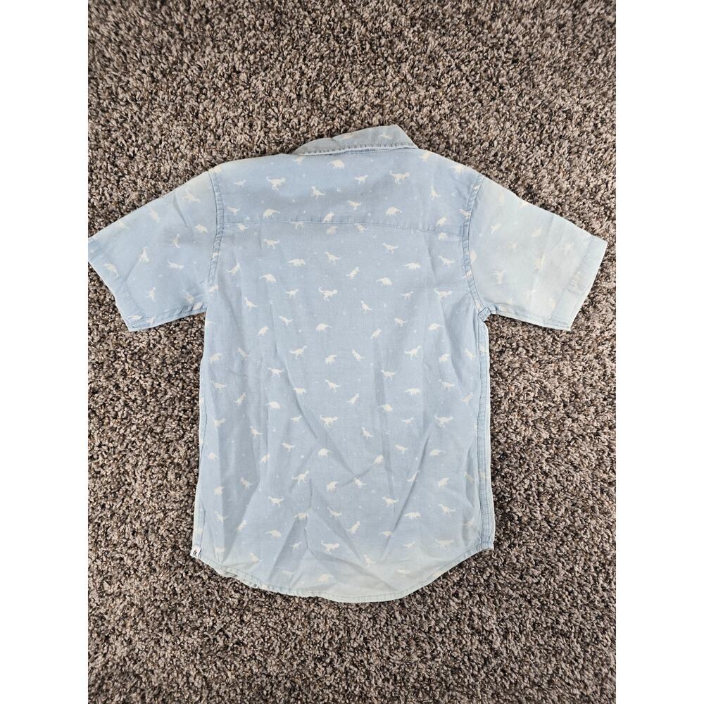 Day & Age Boys Sz 5T Short Sleeve Button Up Shirt Light Blue Dino Print NEW - Picture 2 of 8